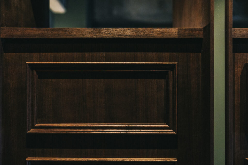 ウォールナットの造作本棚　