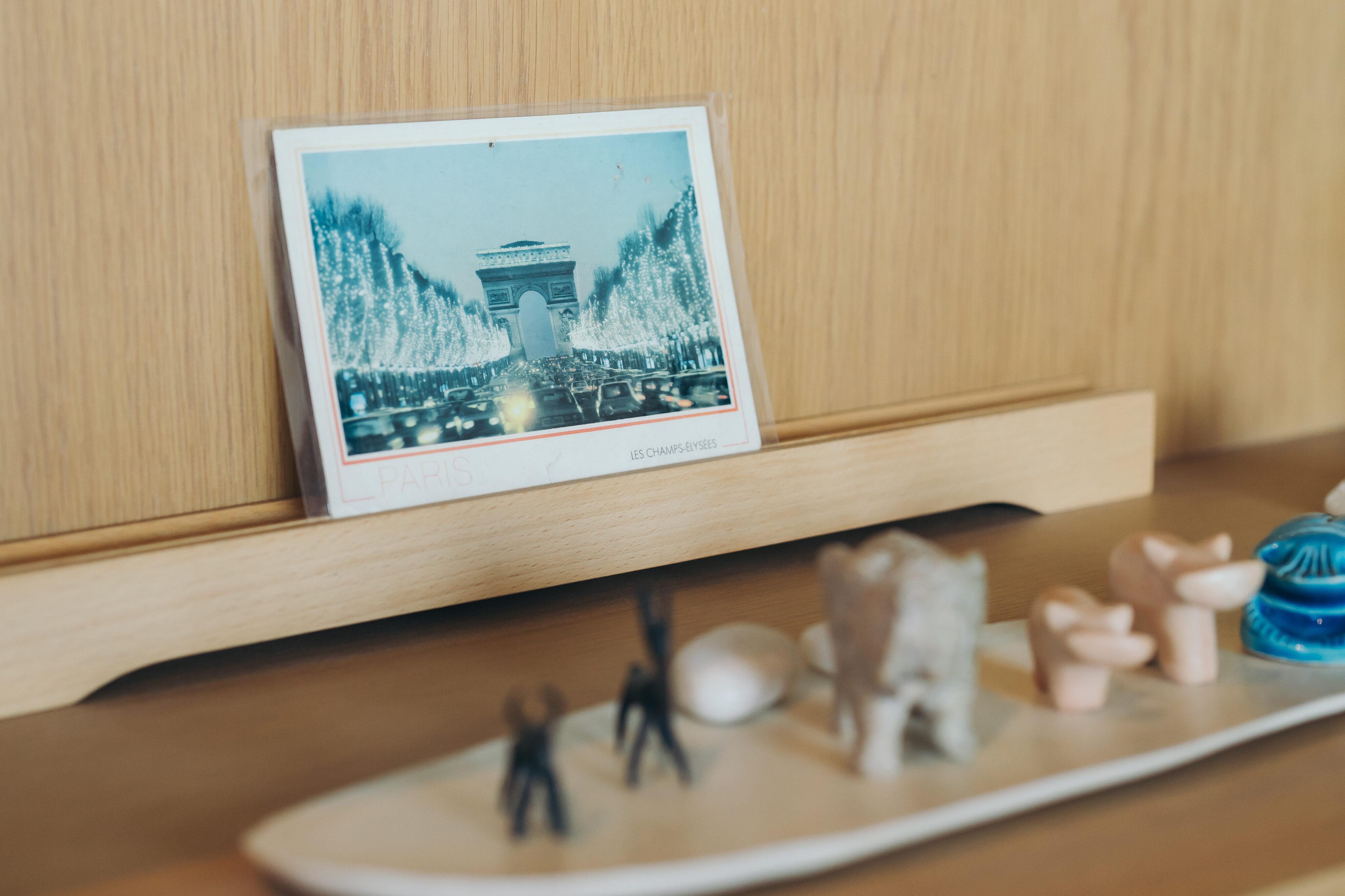 旅の記憶が並ぶ棚