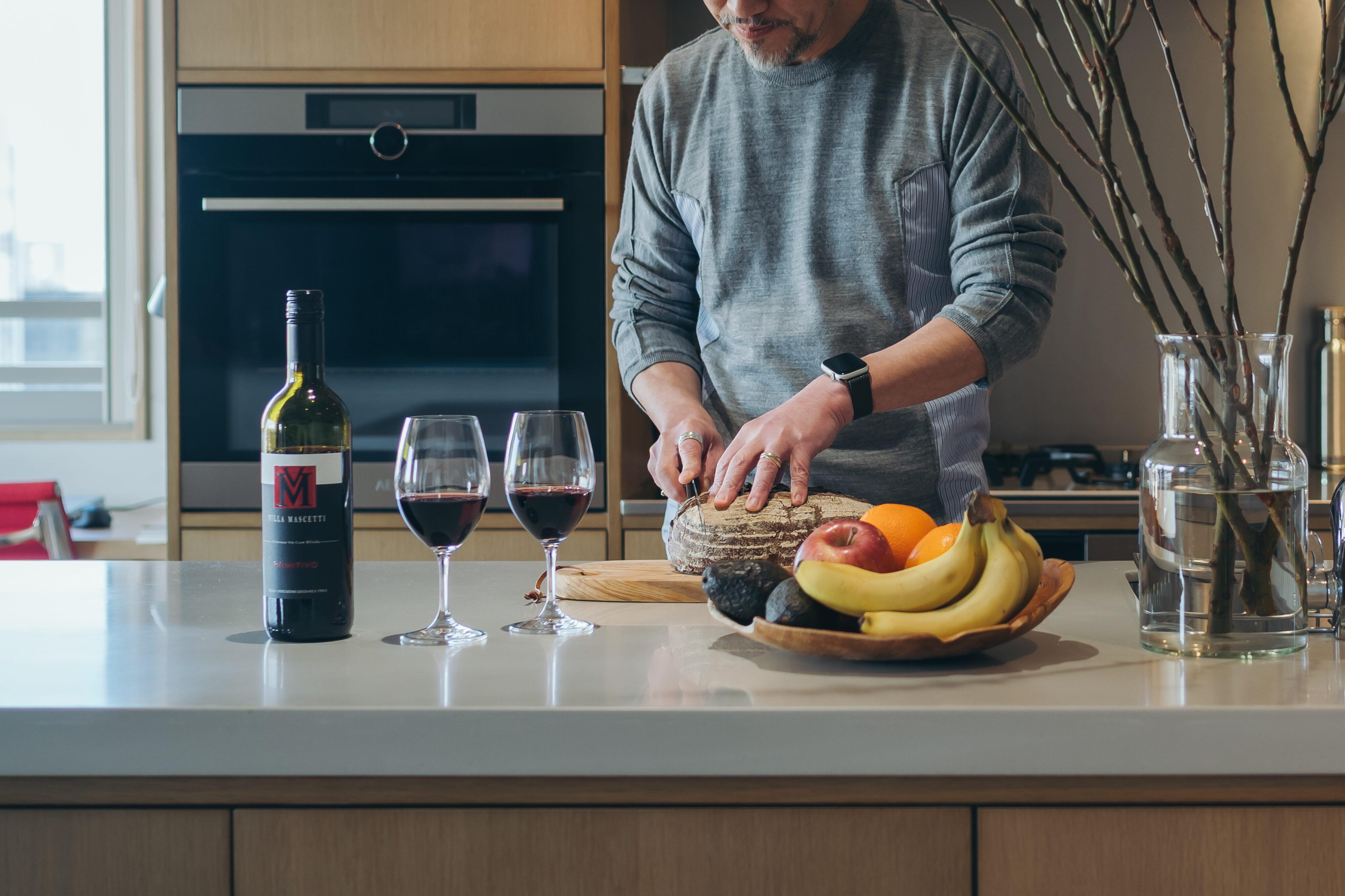 パンを切る手元