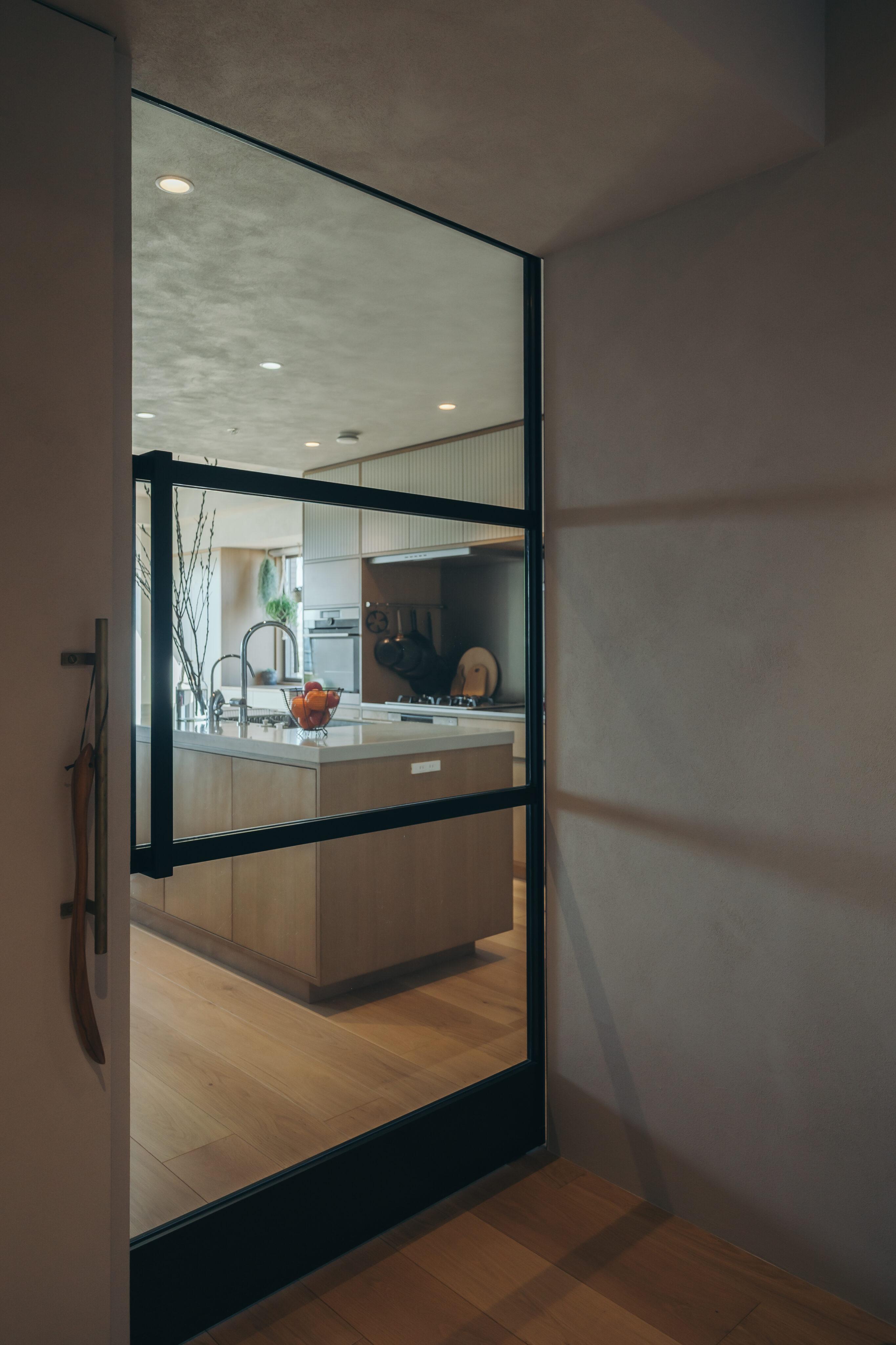 玄関からキッチンを見る